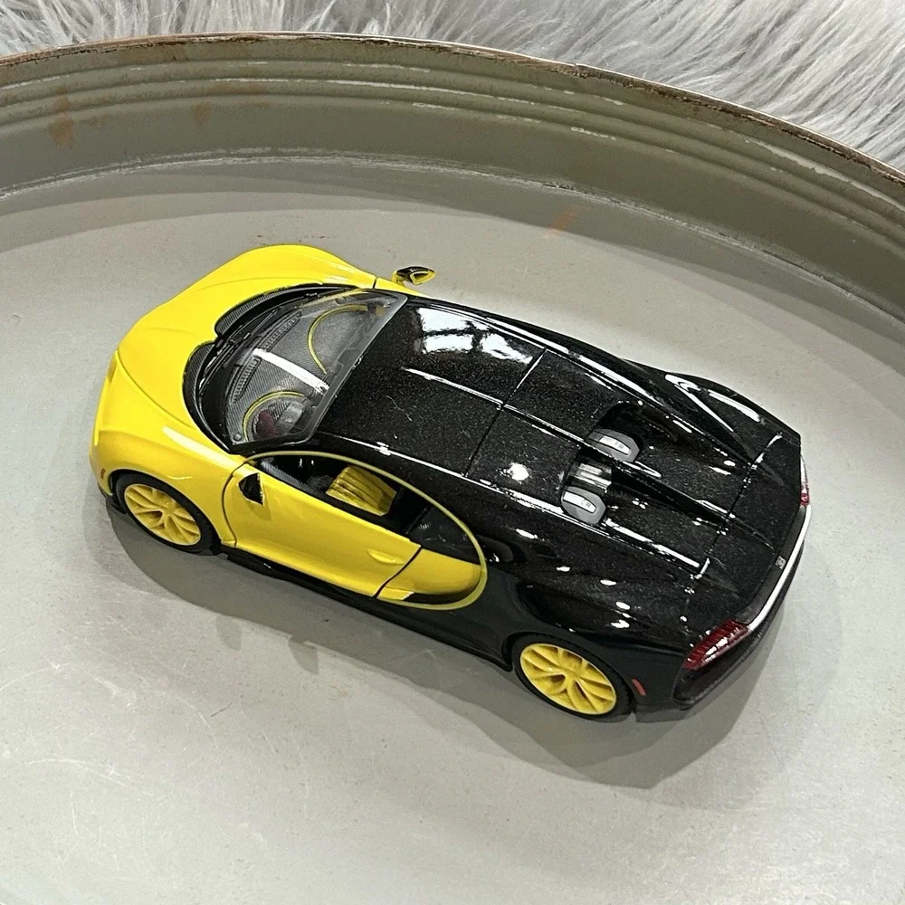 Bugatti Chiron Yellow and‎ Black 1:24 Diecast Model Car - Maisto